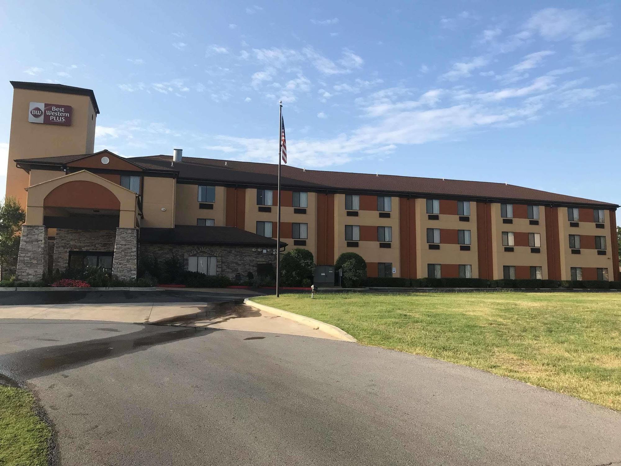 Western Woodland Hills Hotel&suites 3*